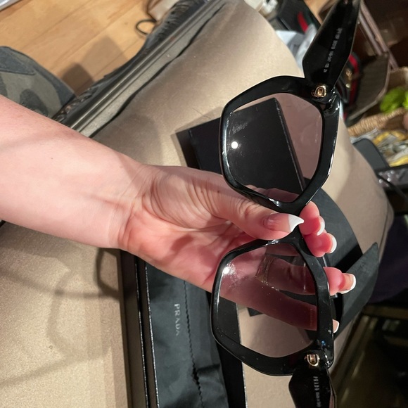 Prada sunglasses - Picture 3 of 7